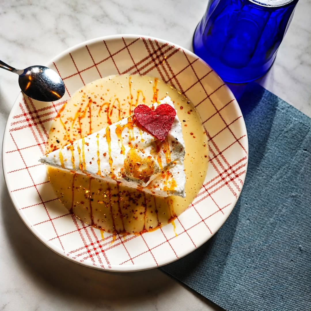 Île flottante dressée dans une crème anglaise, filet de caramel et petit cœur en sucre